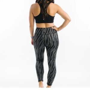 ZYIA Gray Sketch Light n Tight Hi-Rise Capri Leggings 6-8